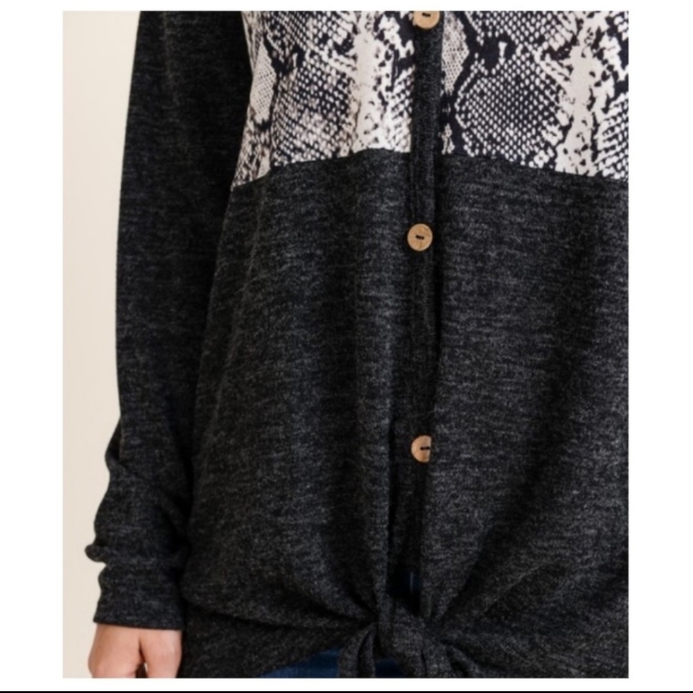 💜V-NECK SNAKE PRINT TOP-SWEATER. BUTTON FRONT-NEW - Picture 6 of 6